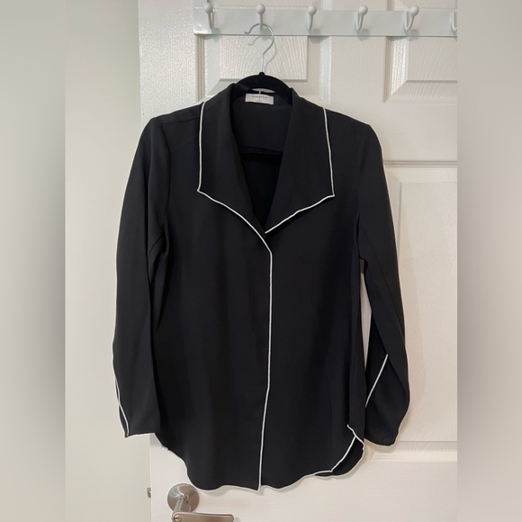 Aritzia Babaton ‘Rena’ Blouse - Black with white trim - Sz S - Picture 1 of 3